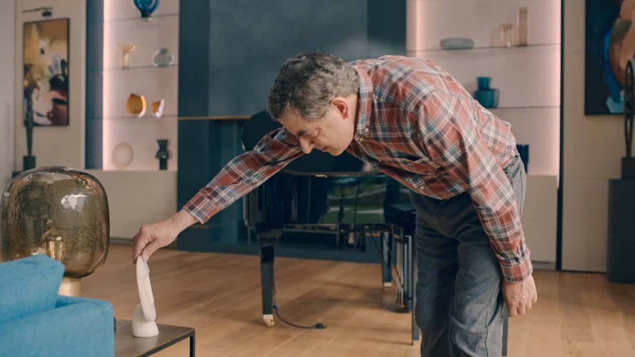 Man vs Bee 1. Sezon 1. Bölüm kapak